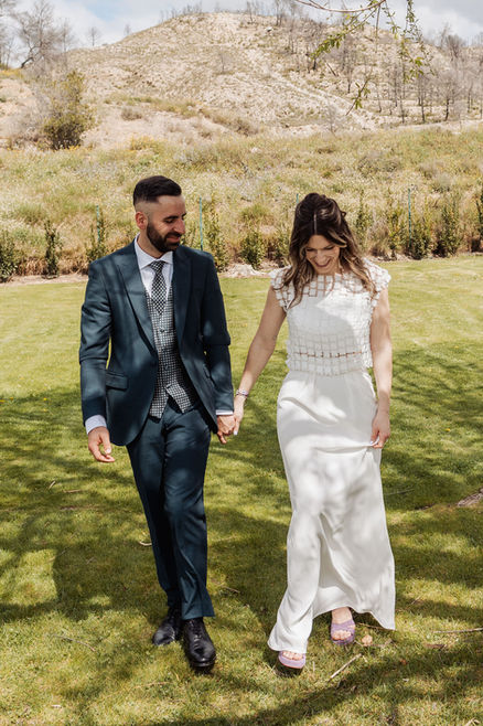 Sesión de pareja de boda de Marta y Adrián en Valtierra Navarra tras la ceremonia