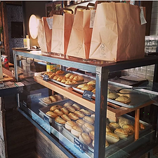 Frischetheke im Restaurant Erlangen La Empanaderia mit einer Auswahl an hausgemachten Empanadas und sorgfältig verpackten Speisen für den Take-away-Service.