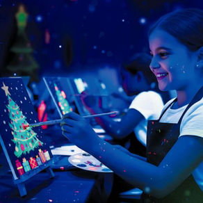 Atividade com tintas neon no escuro faz sucesso nas férias em SP