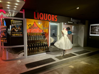 Foto de um dos cenários da exposição sobre Billy Wilder: vestido branco de Marilyn Monroe
