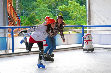 Shopping West Plaza tem pista de patinação no gelo para animar as férias