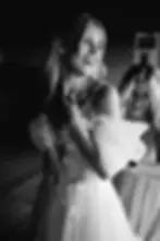 Ehrliches Lachen einer Braut beim Getting Ready – Andre Schmid dokumentiert wahre Momente..