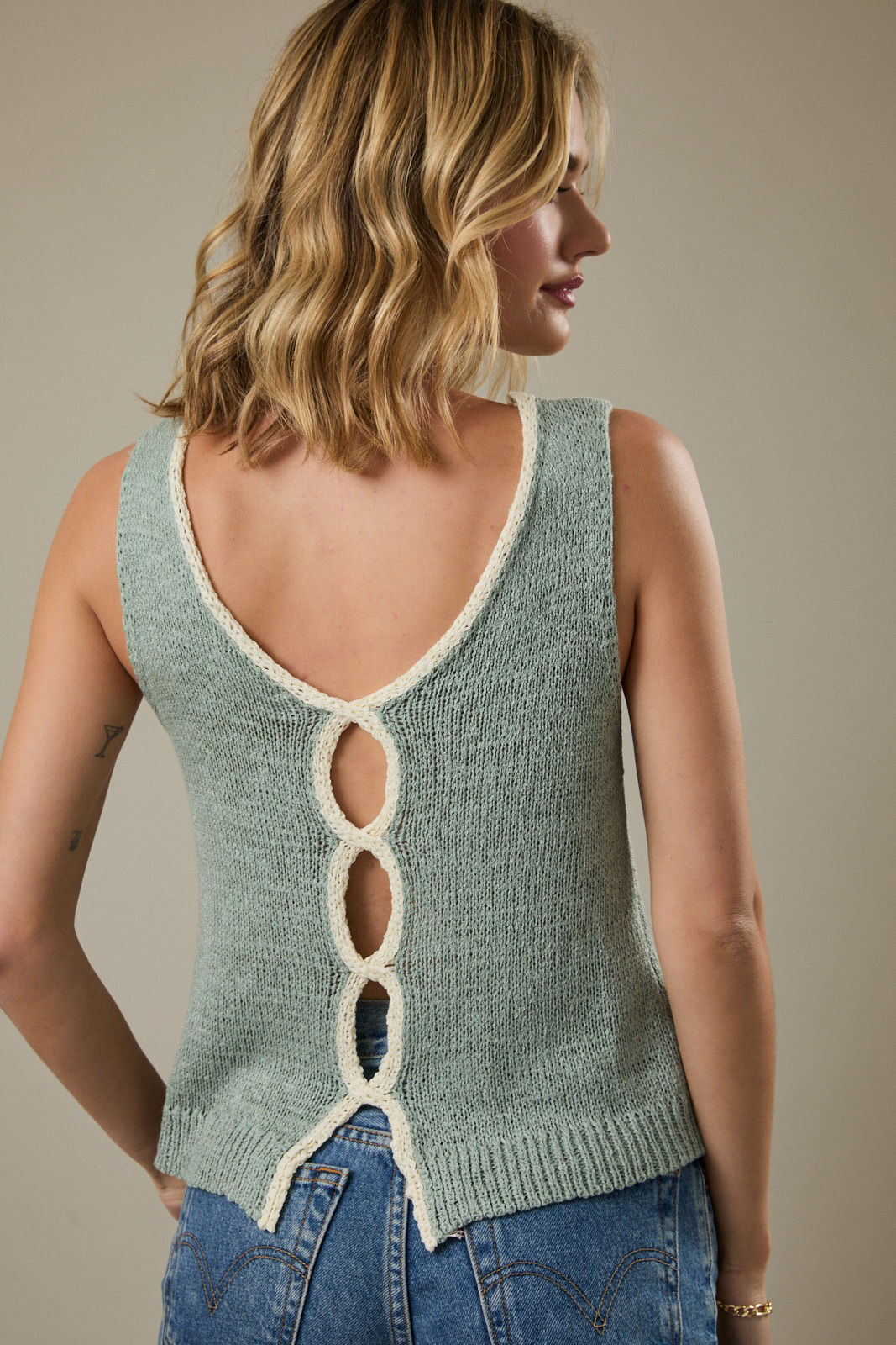 open keyhole back 