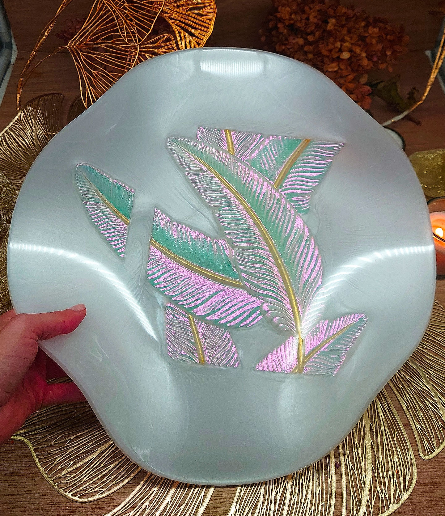 Aurora Feathers – Schimmernde Resin-Schale (XL)