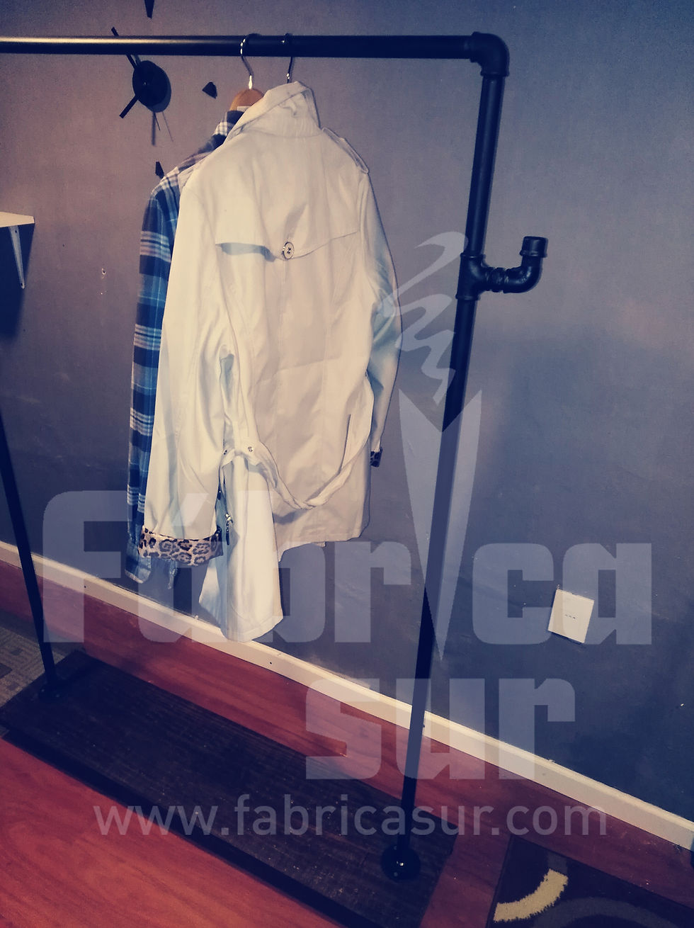 Miniatura: Perchero en caño y madera móvil, con perchas 