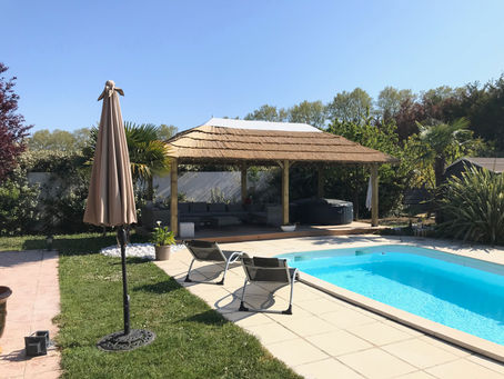 Pourquoi les pergolas et paillotes en roseaux séduisent de plus en plus les particuliers et les professionnels