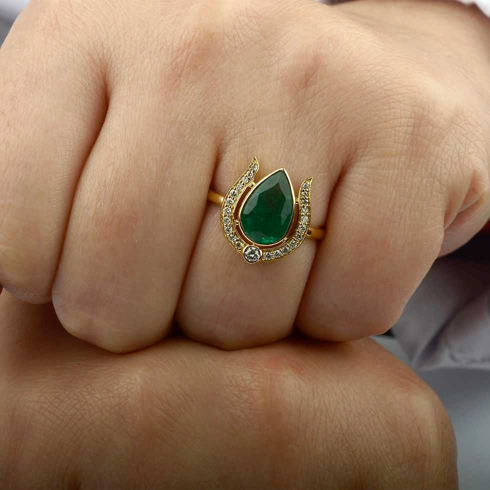 Thumbnail: 18K YELLOW GOLD RING  WITH  EMERALD AND DIAMOND