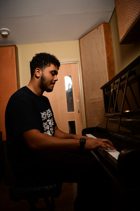 young person play keyboard