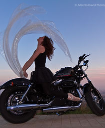 Sesión fotográfica con harley davidson con fondo sobre barcelona