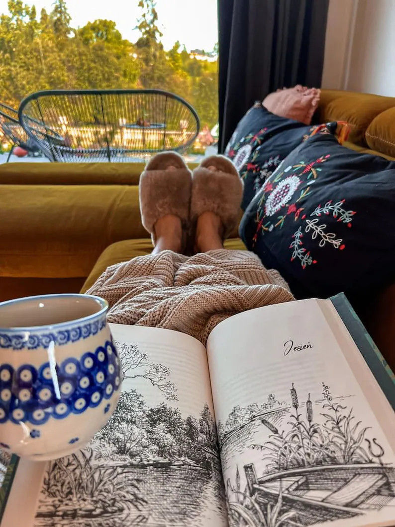 Miniatura: Chaussons beiges confortables, repos près d'une fenêtre