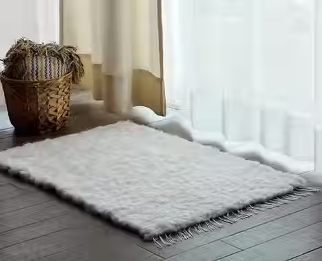 Ce tapis en fourrure de mouton c'est un excellent ajout à la décoration de style Loft, Minimaliste, Industriel, Rustique ou Scandinave. Donnez à votre intérieur un élément de confort de style du folklore alpin !
