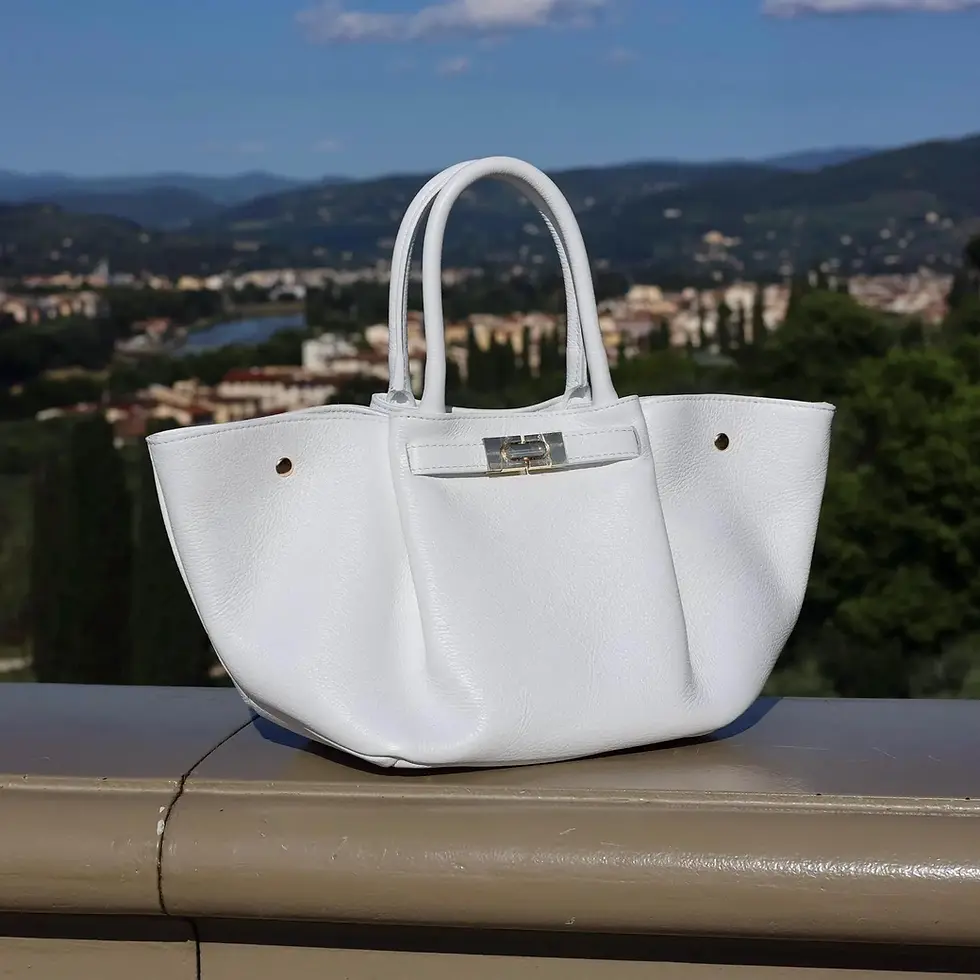 Miniaturbild: Sac femme chic et pratique, ce cabas en cuir blanc au design pointu est d'orée