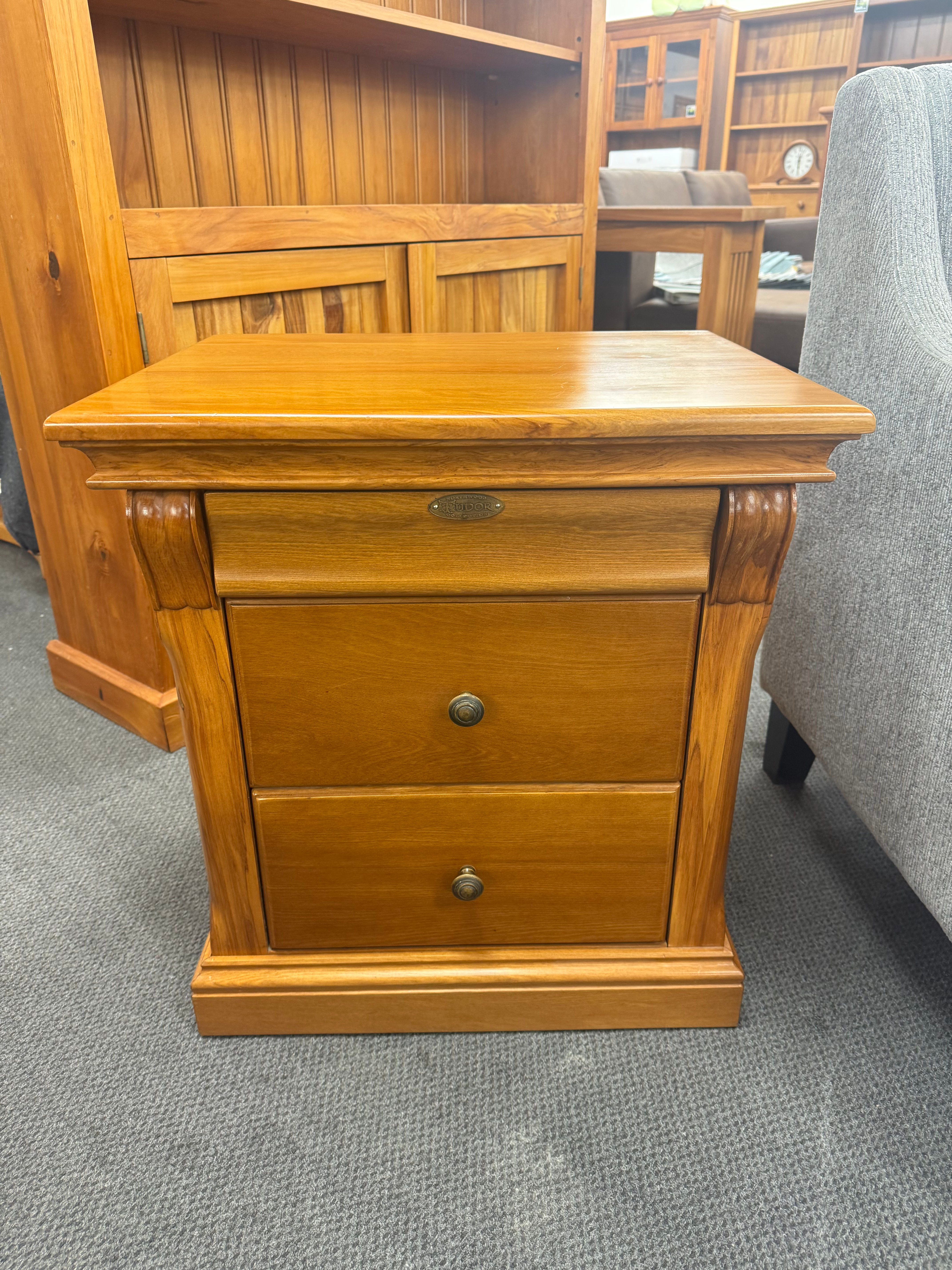 Northwood Tudor rimu 3 drawer bedside! (1 x only )