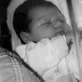 Femme enceinte partageant son témoignage de grossesse à risque avec hydrothorax du bébé, suivi médical à l’hôpital Necker et préparation à l’accouchement.