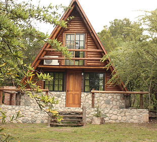 cabanas-rusticas-de-piedra-y-madera-01.jpg