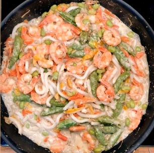 Nouilles asiatiques sautées aux légumes, crevettes et lait de coco