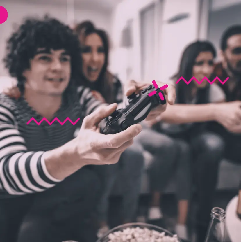 grupo de amigos jugando video juegos con Pin virtual para membresía de contenido digital disponible en MOViiRED