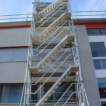 stockhorn-gerueste-ag_fassadengeruest_solargeruest_flachdachgeruest_absturzsicherung_trepp