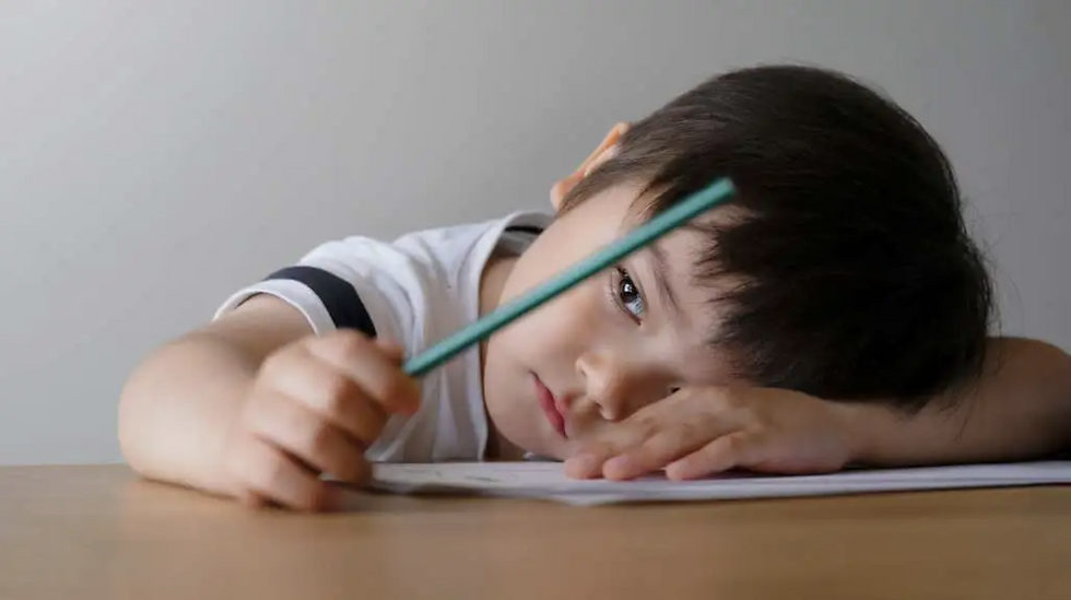 Okullar açıldı, hatta çocuklar yeni eğitim öğretim yılının bir haftasını devirdiler bile… Ancak bu bir hafta tabir-i caizse velileri devirdi. Daha bismillah derken başlayan masraflar asgari ücretle geçinmek zorunda kalan birçok ailenin evine stres topu gibi düştü.