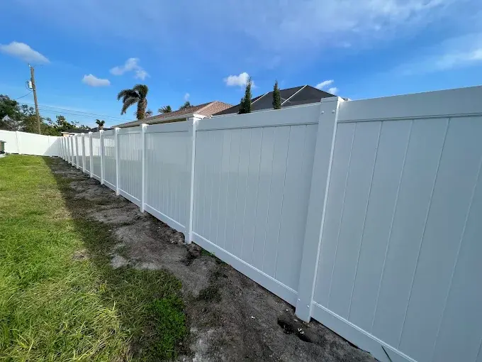 White vinyl fence by a fence contractor in Orlando