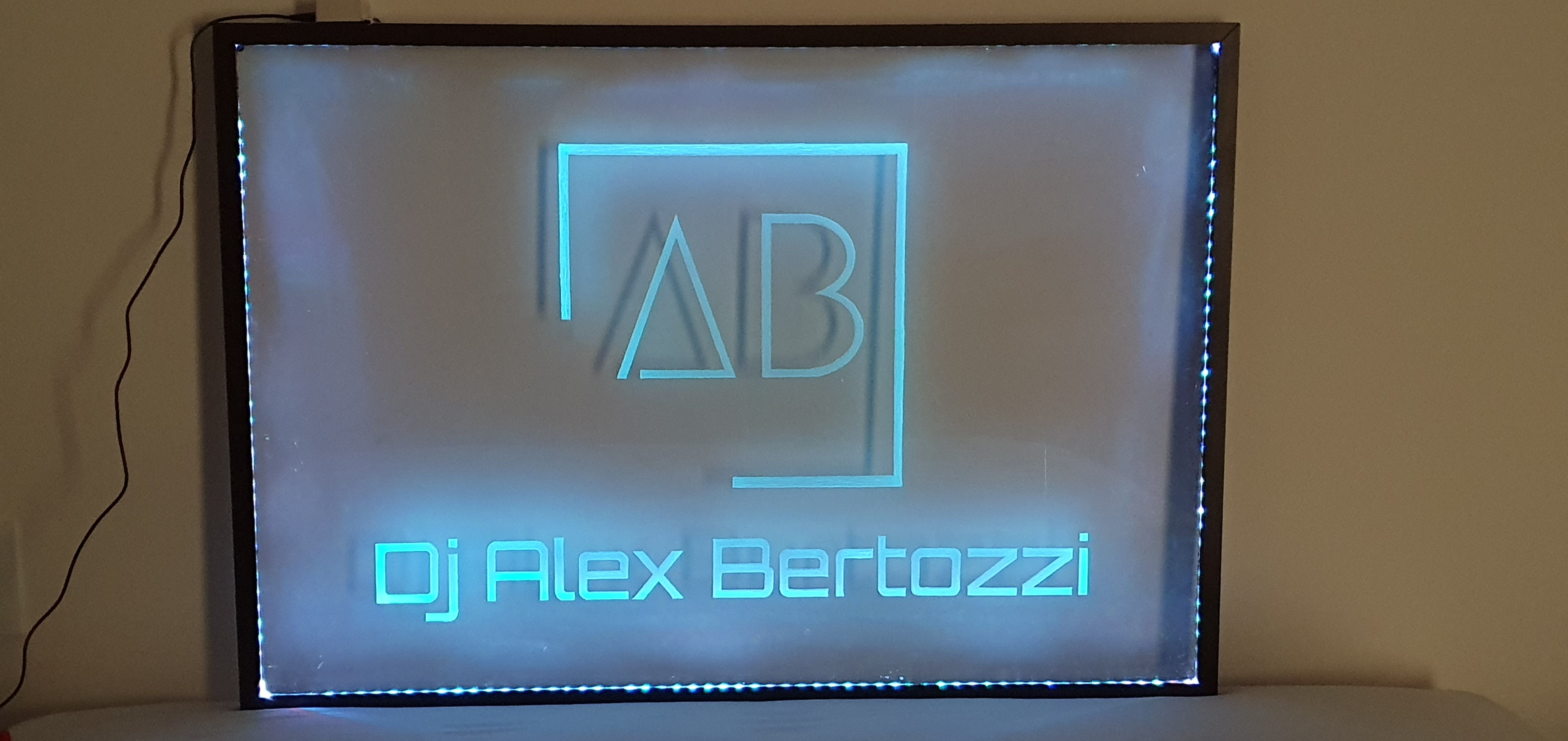 Painel logomarca gravado em vidro ou acrílico.