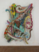 Obra de arte intitulada 'Khar-pidda' criada pelo artista Frank Stella em 1978, exibida na exposição 'With Pleasure' do MOCA. A obra apresenta uma composição abstrata com linhas geométricas, cores vibrantes e formas dinâmicas.