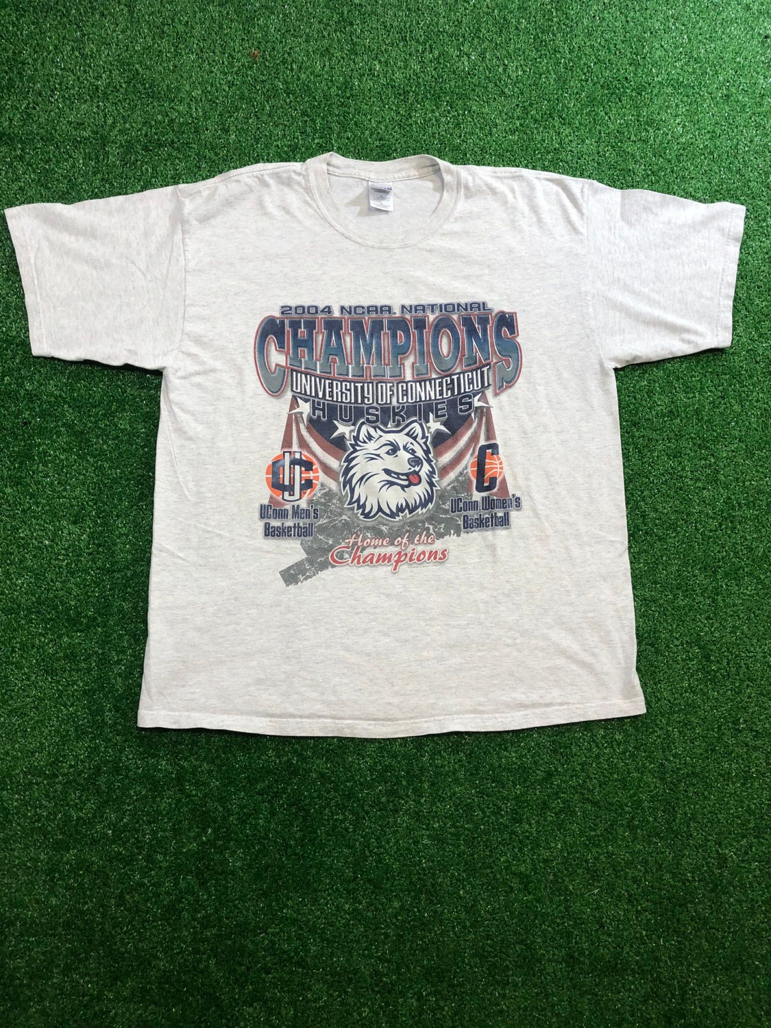 Vintage 2004 UConn Champion tee 