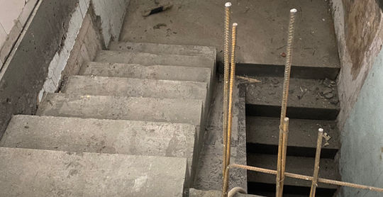 Erster Abschnitt der Stahlbetontreppe für Flucht- und Rettungsweg ausgeführt