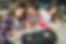 hombre-alegre-ninas-sala-clase.jpg