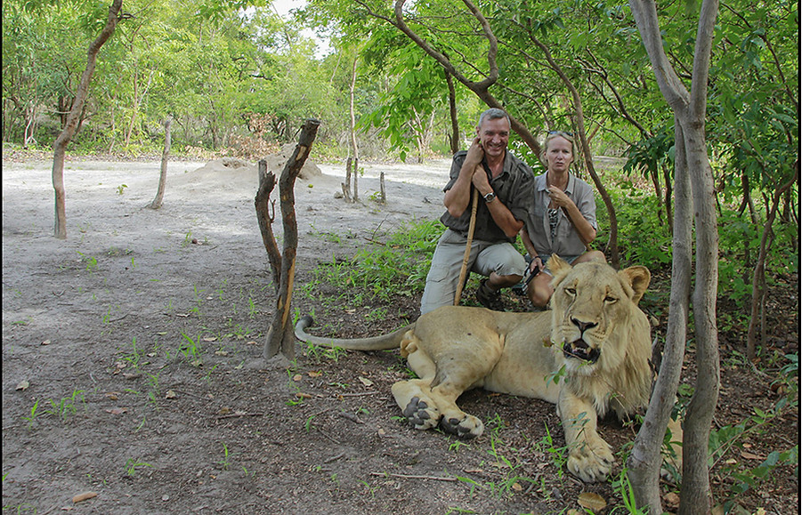 Norbert Bénédicte accroupis et Tiger couché à nos pieds ter - Cadre Paysage - Réserve de F