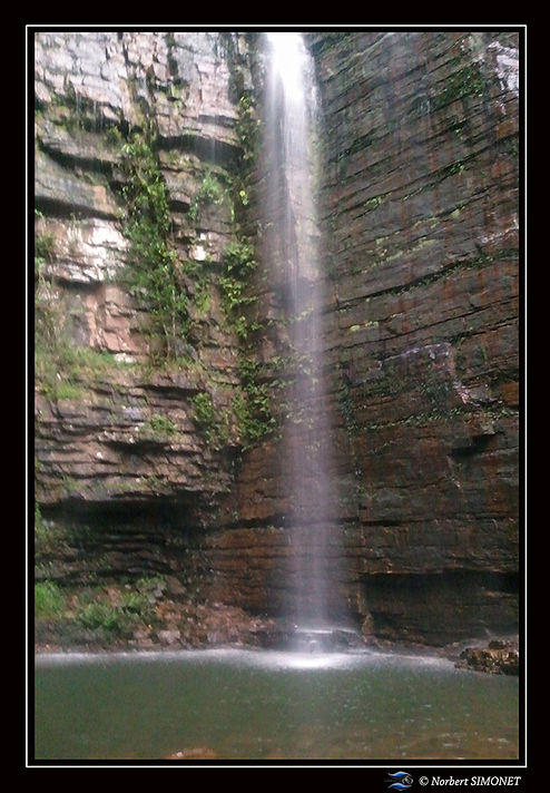 Cascade vue du bas chute dans le bassin bis réduit - Cadre Portrait 1 - Sénégal copie.jpg