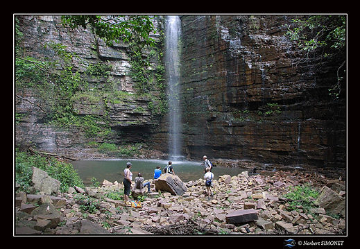 Les marcheurs au pied de la cascade réduit - Cadre Paysage - Sénégal copie.jpg