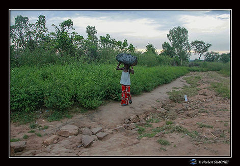 jeune femme portant son balot sur la tête réduit - Cadre Paysage - Sénégal copie.jpg