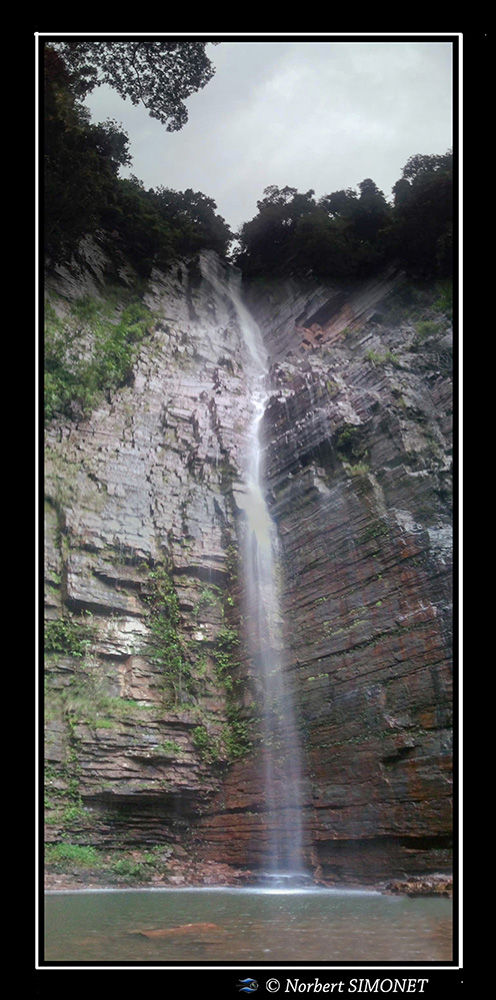 Cascade entière à contre jour réduit - Cadre Portrait - Sénégal copie.jpg