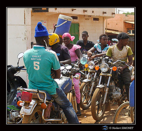 Motos-taxis Kédougou réduit - Cadre Carré - Sénégal copie.jpg