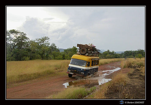 Car rapide piste de Dindéfélo réduit - Cadre Paysage - Sénégal copie.jpg