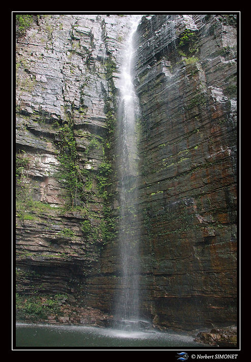 Cascade vue du bas chute dans le bassin réduit - Cadre Portrait 1 - Sénégal copie.jpg