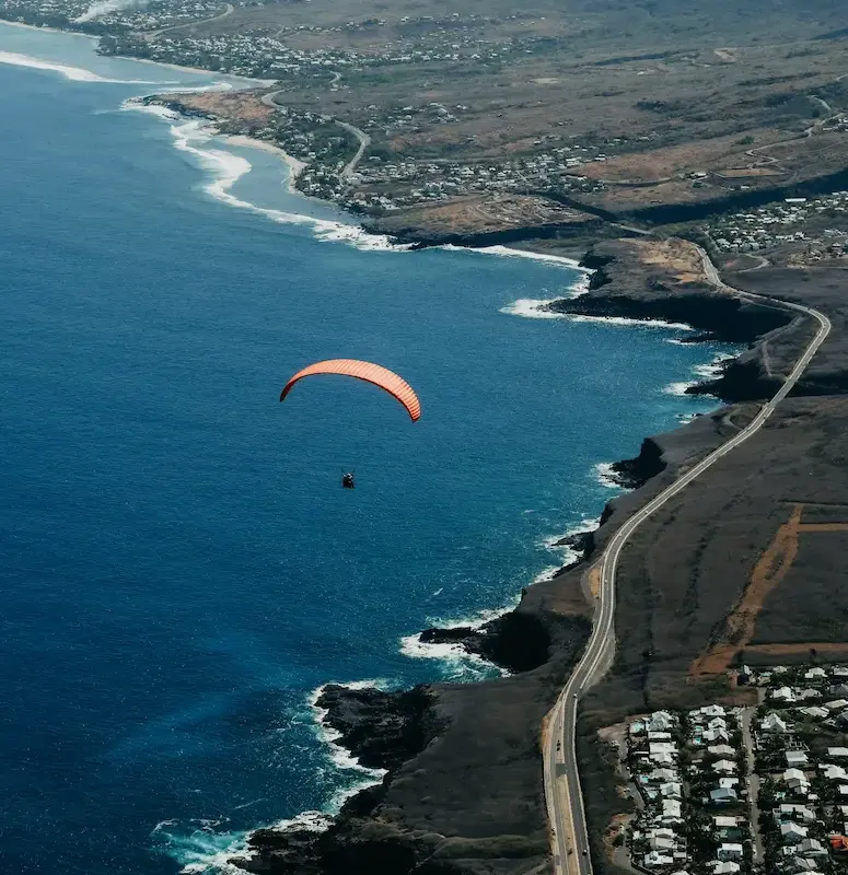 un vol de parapente au dessus de la côte de Saint-Leu à La Réunion