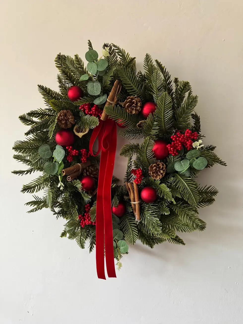 Miniatura: Classic Red & Green Christmas Wreath | Holiday Door Decor | Pine, Berries