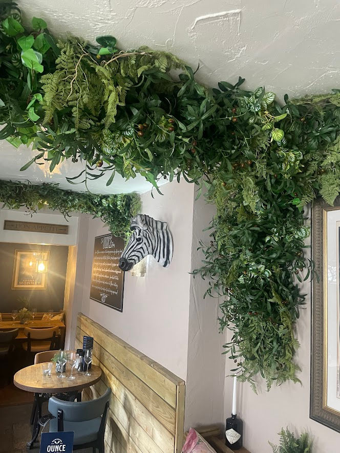 Miniatura: artificial olive garland adorning restaurant interior