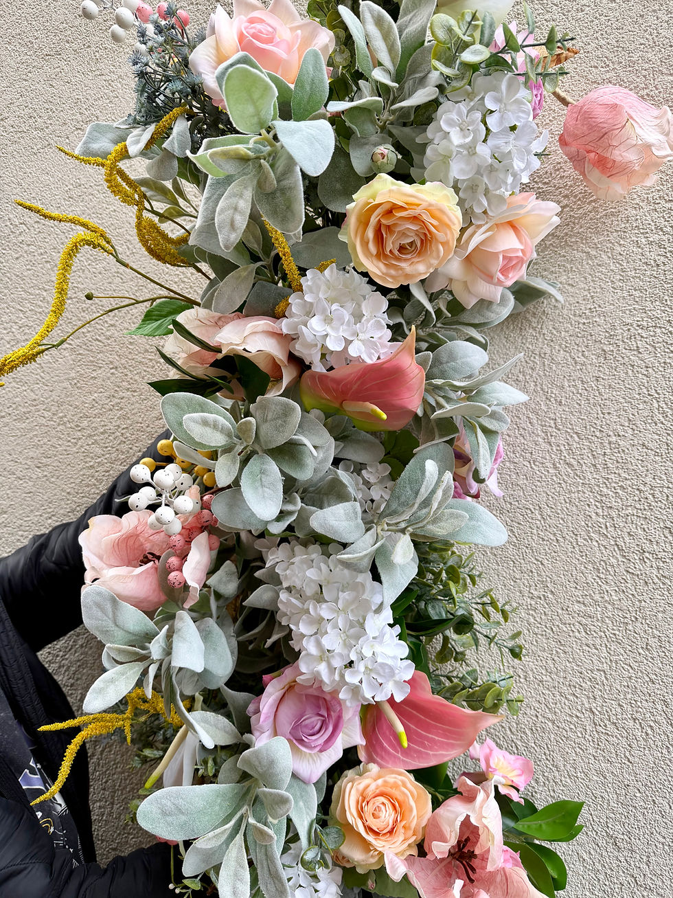Miniatura: Spring floral garland with pastel blooms and lush greenery styled along a storefront entrance