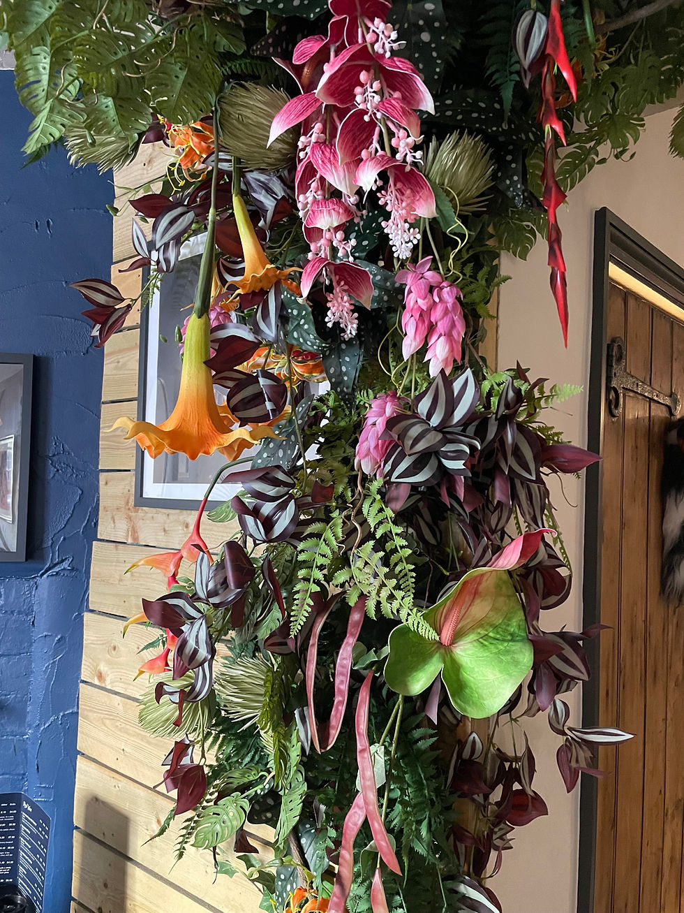 Miniatura: Tropical flower garland with faux jungle greenery