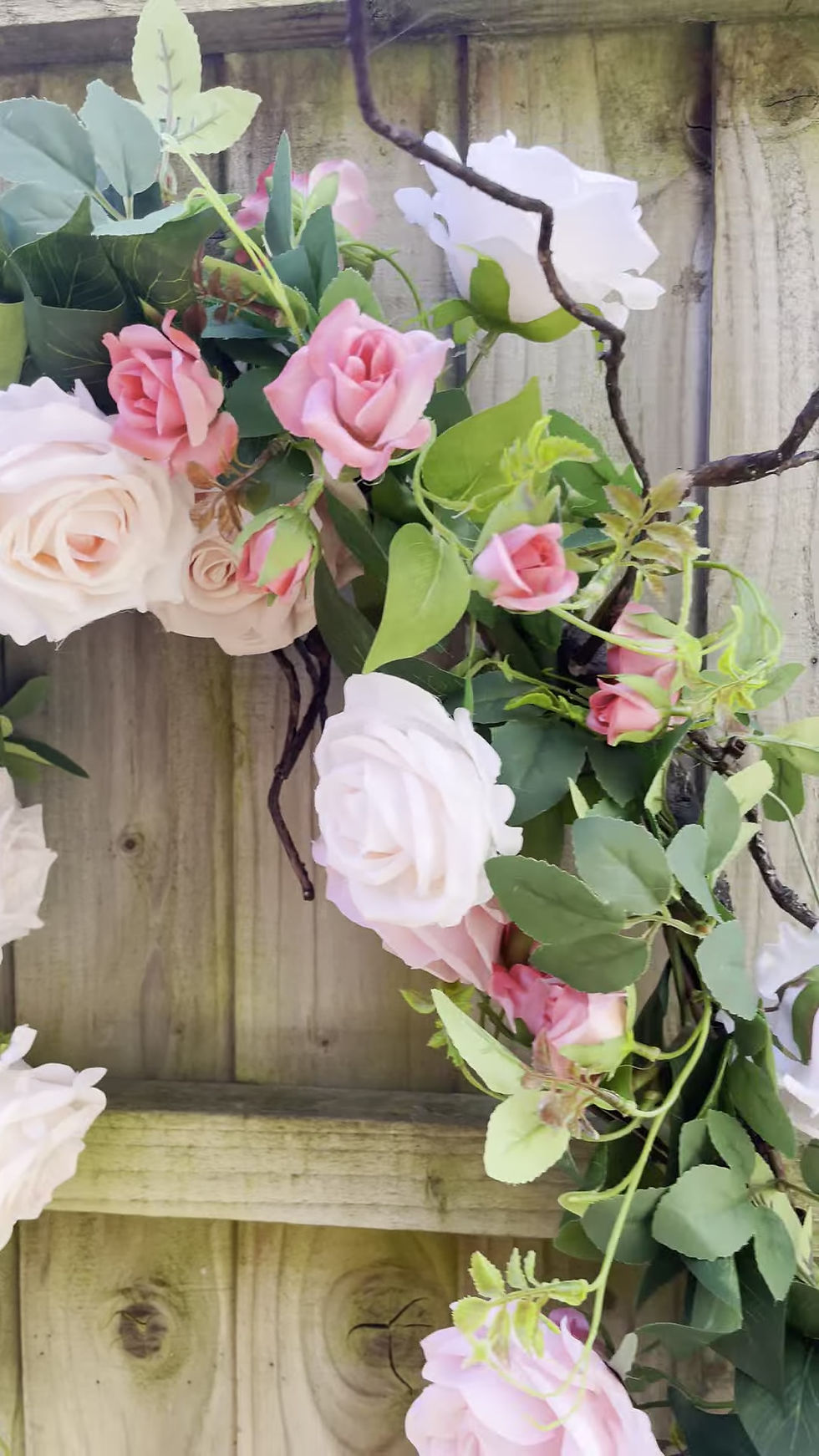 Miniature : artificial pink rose garland
