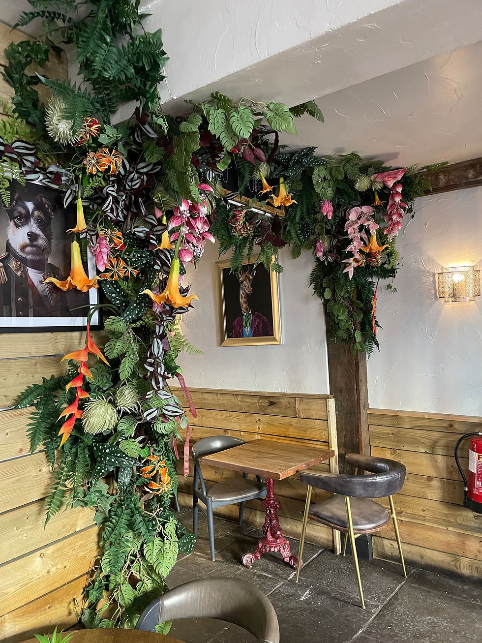 Miniatura: Tropical flower garland with faux jungle greenery