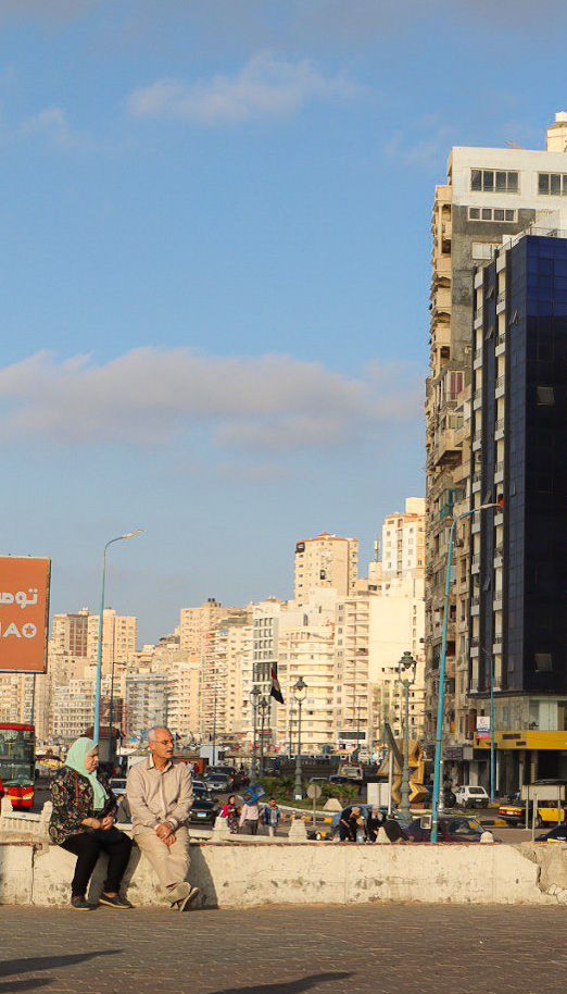 casal falando nas estradas de Alexandria do Egito.JPG
