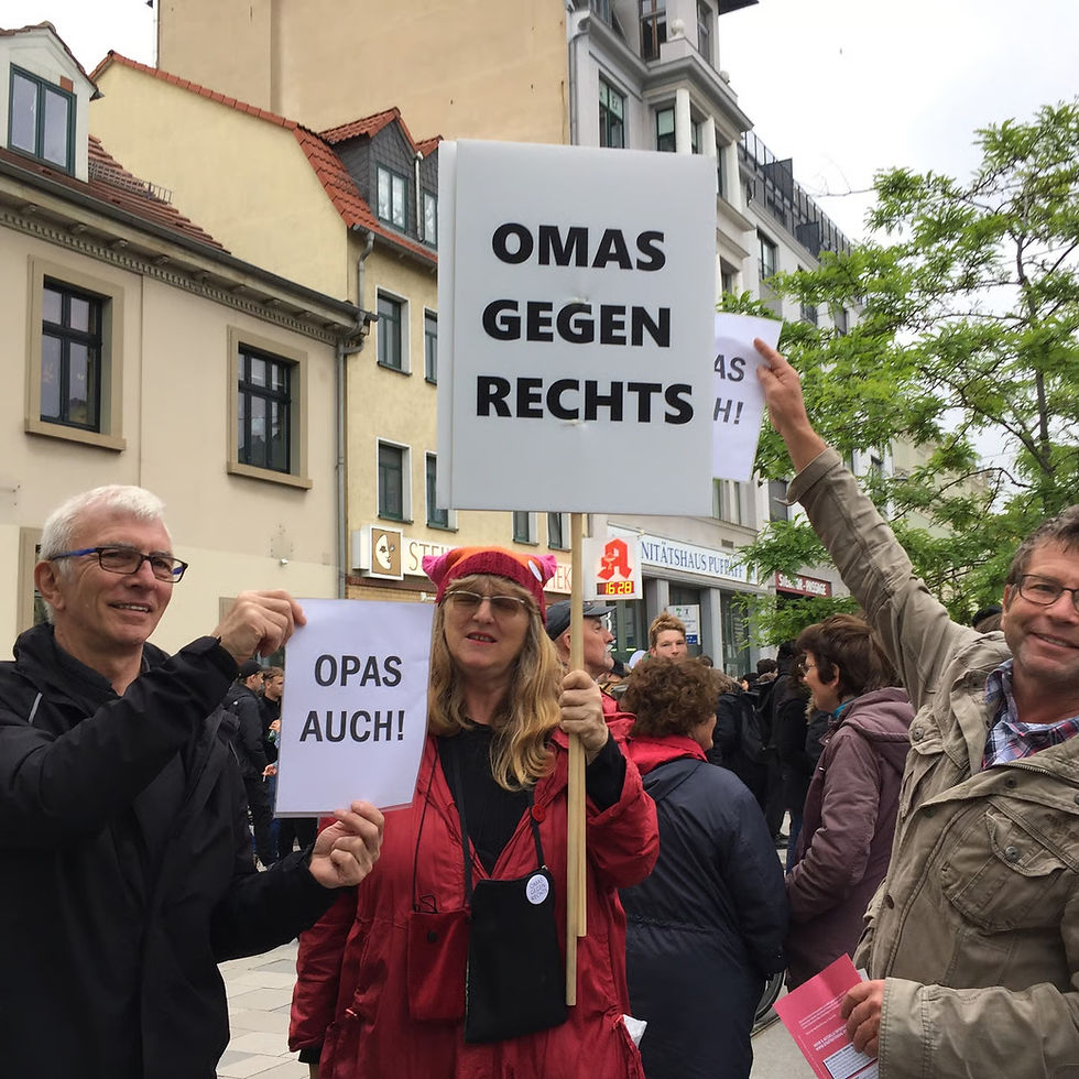 Omas gegen Rechts auf einer Demonstration in Halle (Saale).