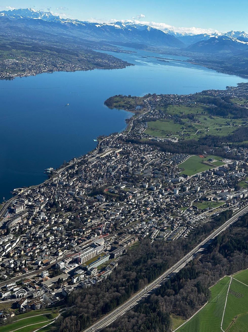 Horgen und der Zürichsee, im Hintergrund die Schweizer Alpen