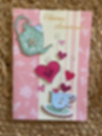 Carte heureux anniversaire avec une tasse et les coeurs