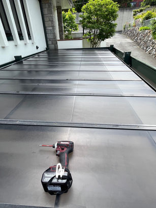 足場解体後のカーポートのパネルの取り付け/塗料を使わないお仕事!