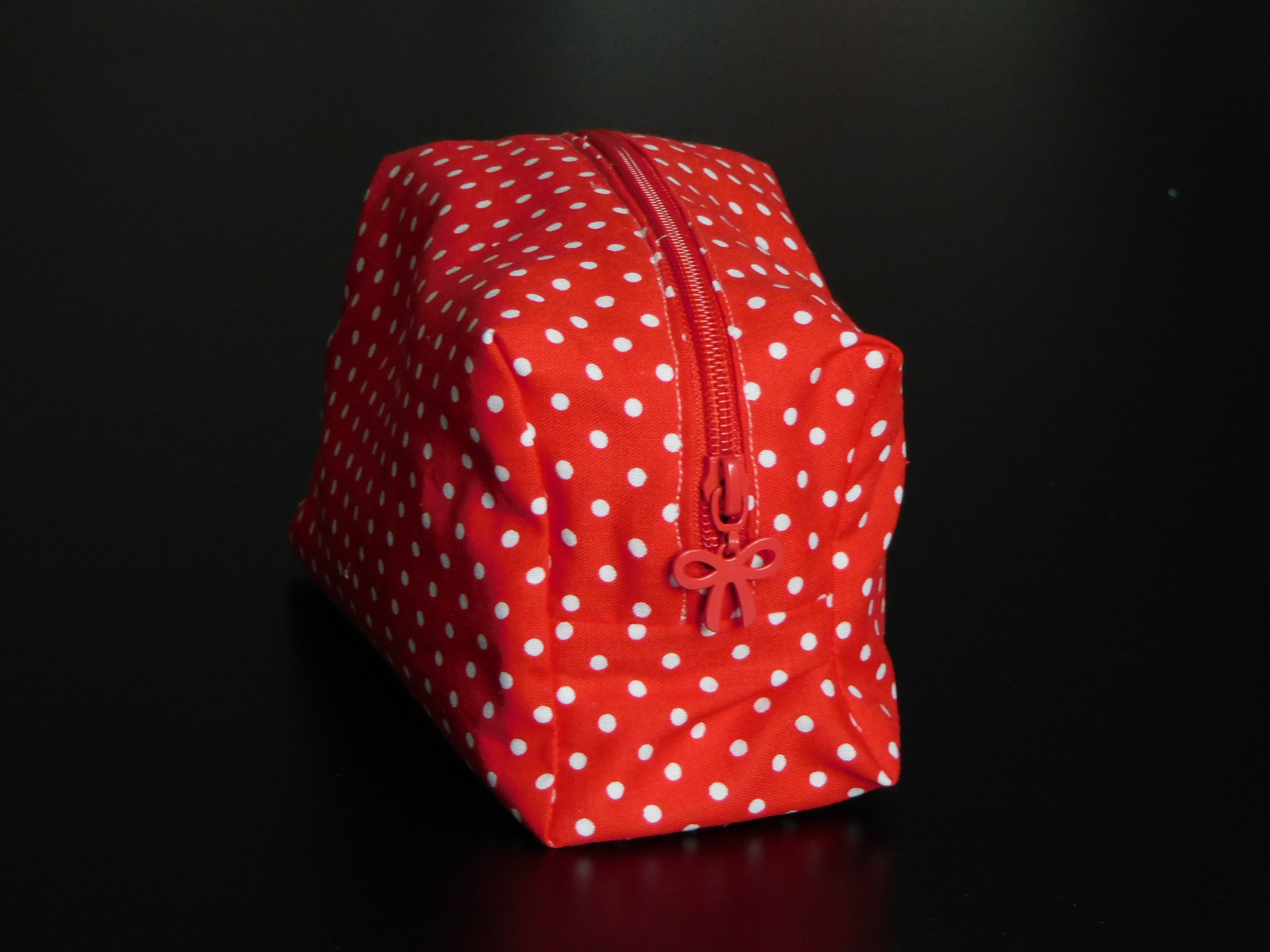 Trousse de toilette - rouge avec mini pois blanc